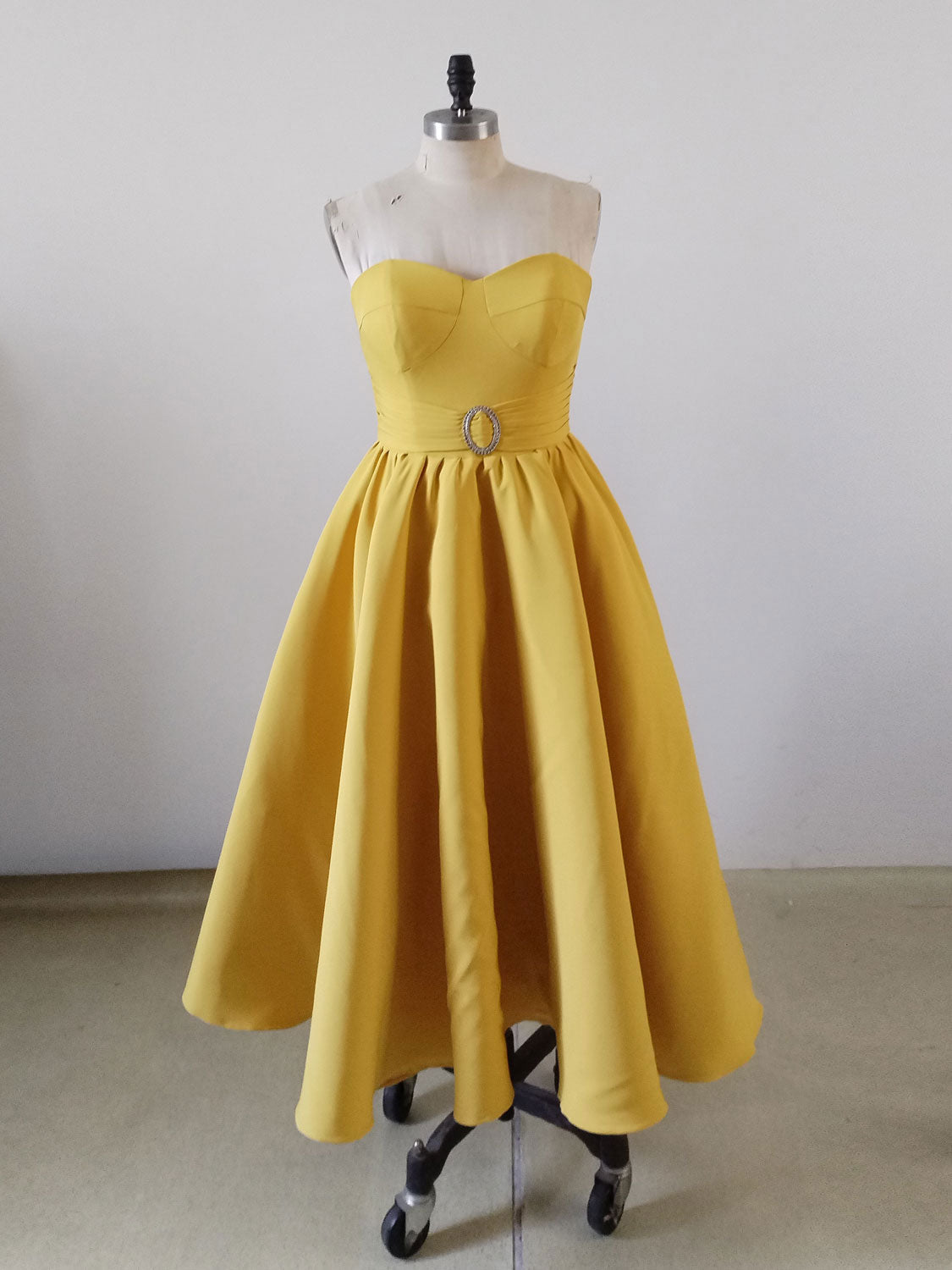 Vestido de fiesta hasta la pantorrilla amarillo sin tirantes