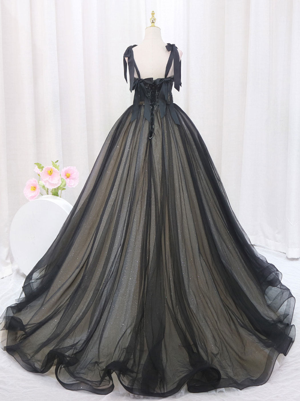 Vestido de fiesta con vestido de gala y tirantes anchos negros