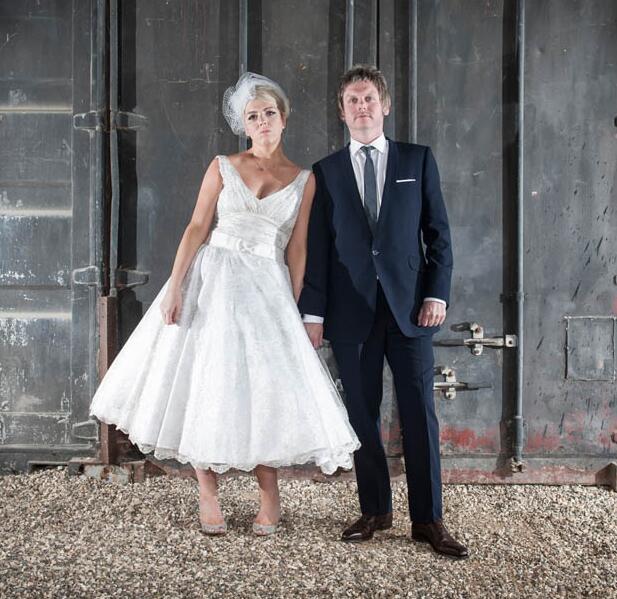 Vestido de novia corto hasta el t con encaje y cuello en V para