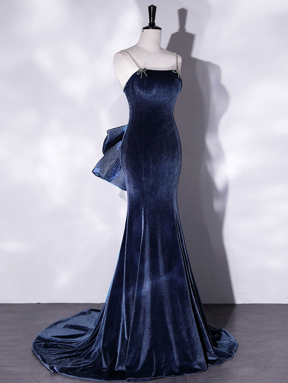 Синее бархатное платье с запахом и поясом